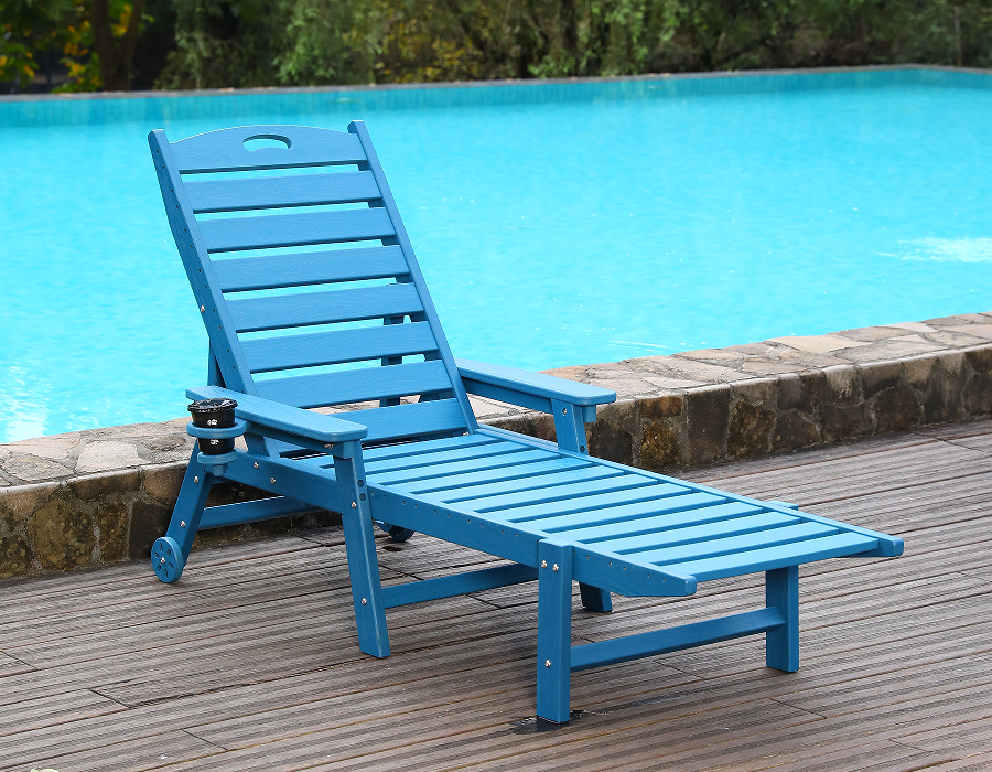 Dykkeklar blå HDPE Adirondack loungestol ved bassengkanten